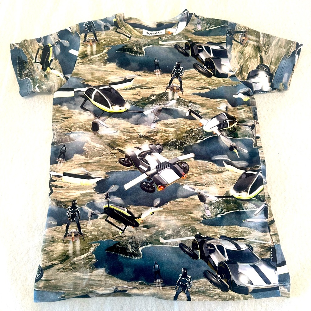Molo boys graphic T-shirt. Size 140/10. Excellent condition.